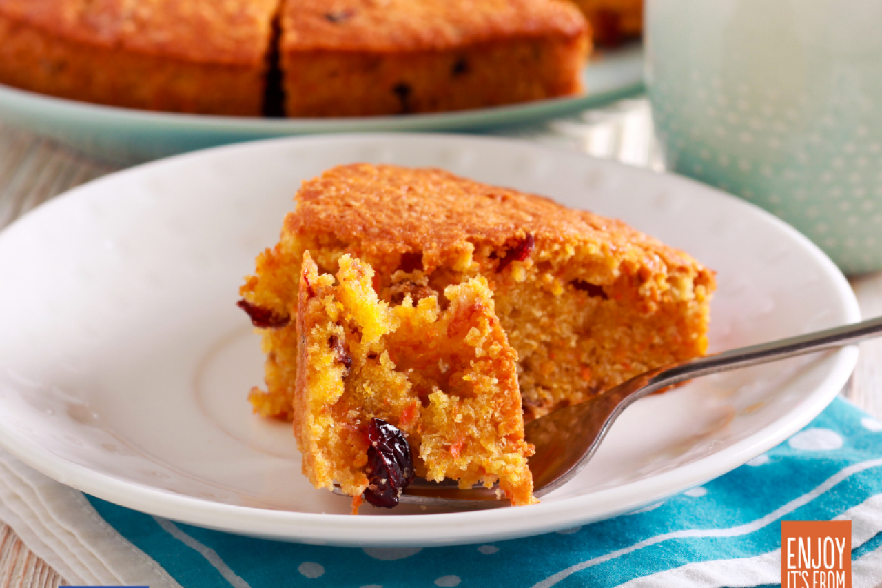 Carrot cake with European Corinthian black raisins 